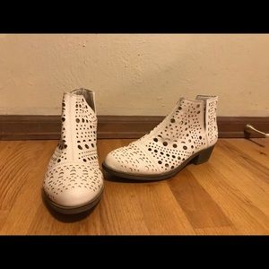 Cream cutout booties! 🌸